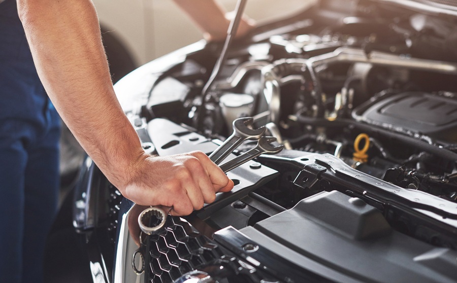 Professional car service mechanic in Kuwait - Garage VIP